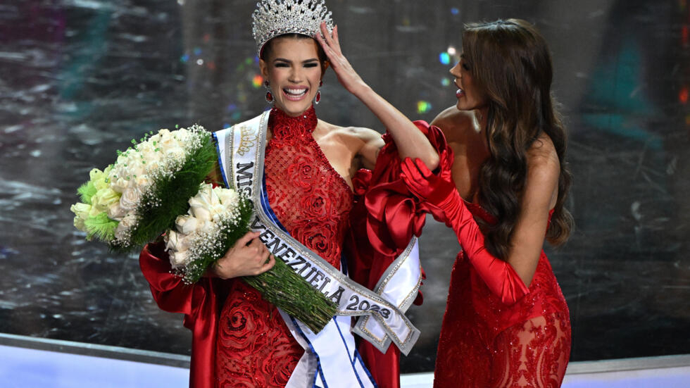 Miss Venezuela 2023, Ileana Márquez (izquierda), representante del estado de Amazonas, es coronada por la saliente Miss Venezuela 2022 Diana Silva durante el concurso de belleza Miss Venezuela en Caracas el 7 de diciembre de 2023.
