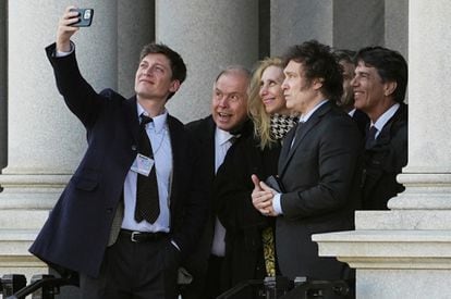 El presidente electo de Argentina, Javier Milei, Santiago Caputo, Gerardo Werthein, Luis Caputo y Nicolas Posse, hacen una pausa para una fotografía después de las reuniones en la Casa Blanca, en Washington, EE.UU., 28 de noviembre de 2023.
