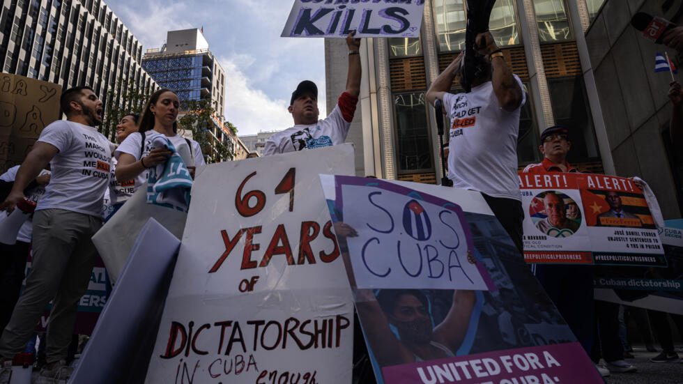 Manifestantes sostienen pancartas contra el régimen comunista cubano y su represión durante una manifestación cerca de la sede de las Naciones Unidas, en Nueva York, el 21 de septiembre de 2023.
