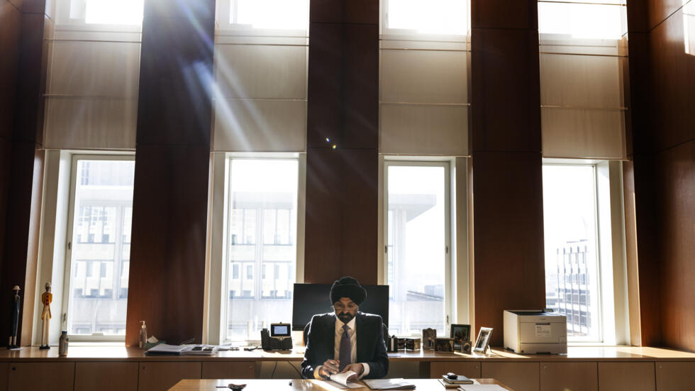 Ajay Banga, presidente del Banco Mundial, trabaja en su despacho de la sede central de la institución, el 3 de enero de 2024 en Washington