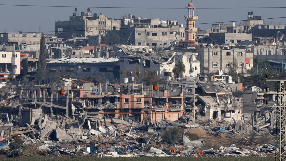 Vista de la Franja de Gaza desde el sur de Israel, el 10 de enero de 2024, muestra la destrucción de la guerra entre el ejército israelí y el grupo Hamás