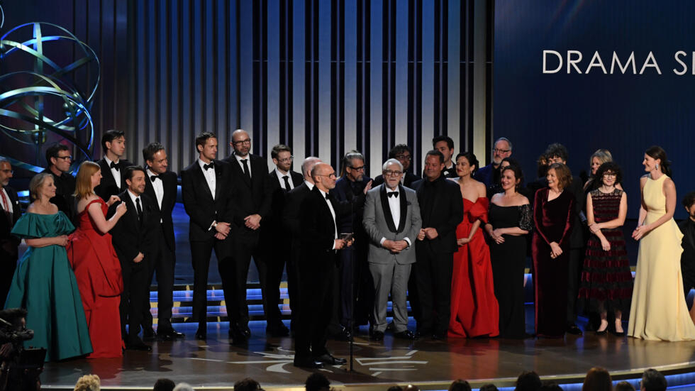 El guionista británico Jesse Armstrong junto al elenco de su serie "Succession", gran vencedora de la 75ª edición de los premios Emmy en Los Ángeles