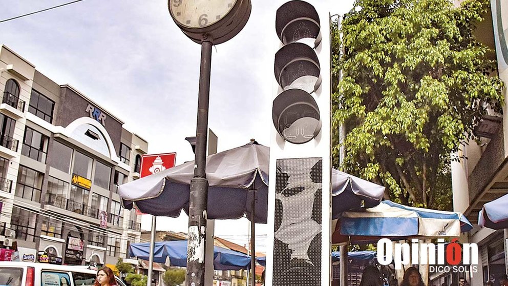 Uno de los modernos semáforos que está en la zona del Correo./ DICO SOLÍS
