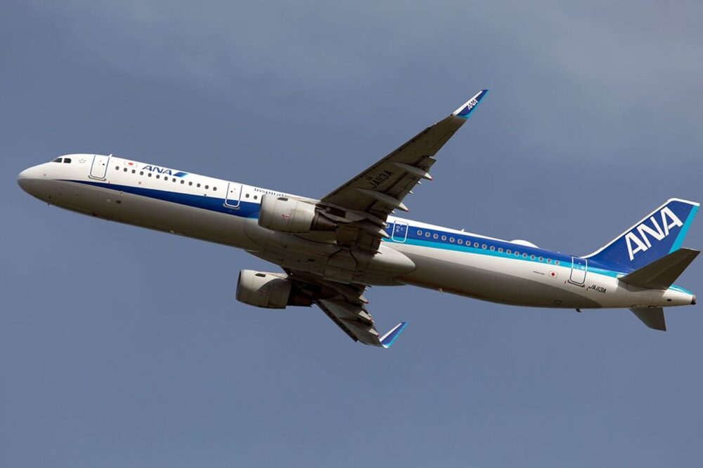 Un pasajero muerde a una azafata y obliga al avión a dar la vuelta a...