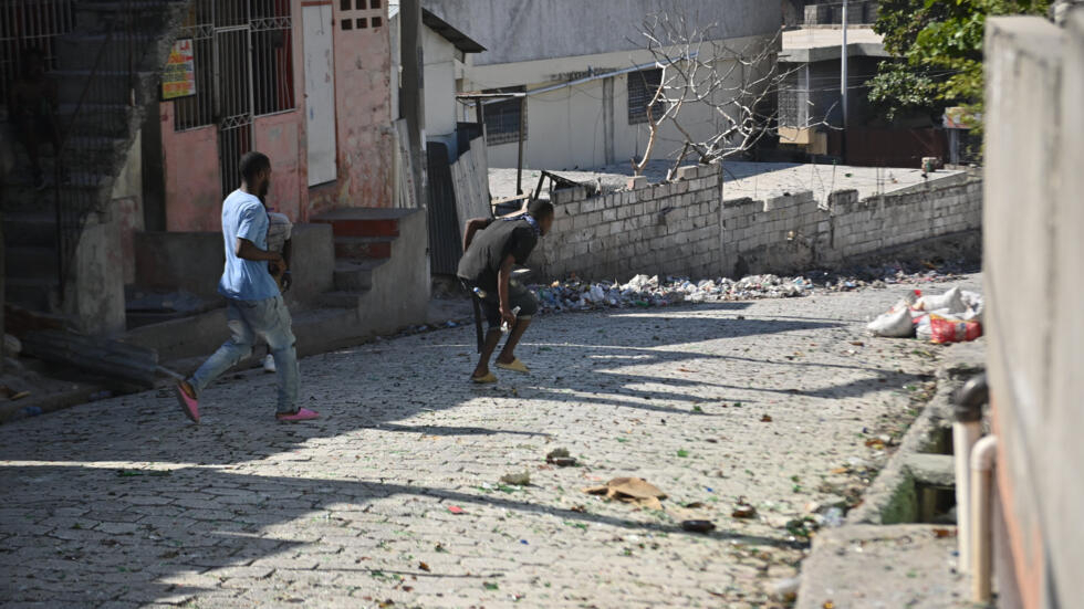 Un hombre corre con un machete en la mano por una calle del barrio de Solino, en Puerto Príncipe, el 18 de enero de 2024