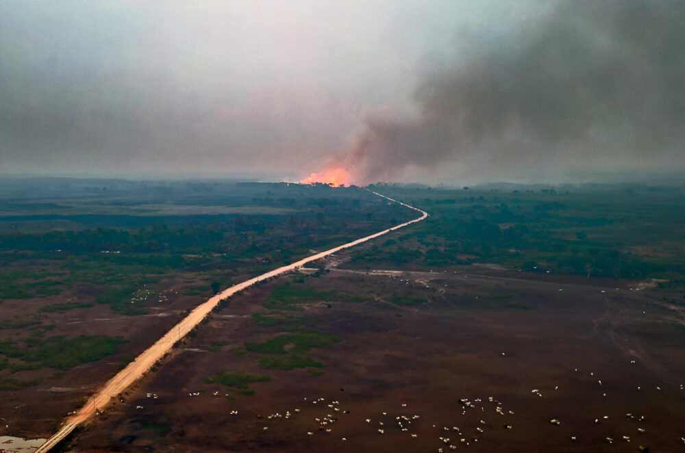 Vista de un incendio forestal en el parque Encontro das Aguas, parte de los humedales del Pantanal brasileño en el estado de Mato Grosso (centro-oeste), el 19 de noviembre de 2023