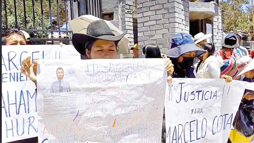 Familiares del soldado Marcelo Cota exigen justicia en puertas del Regimiento Camacho de Oruro. / FACEBOOK JORGE HUANCA CALIZAYA