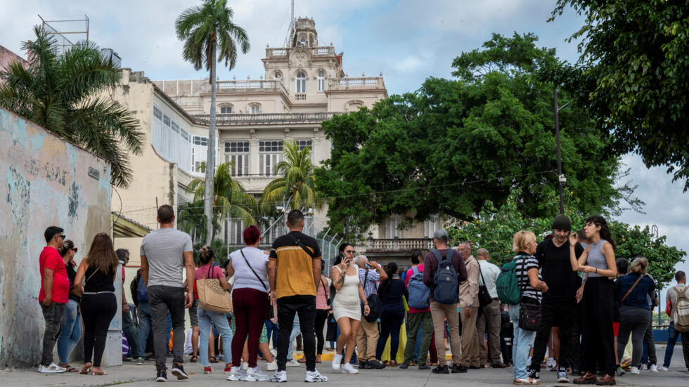 Cubanos hace fila afuera de la embajada de España en La Habana, el 9 de enero de 2024.