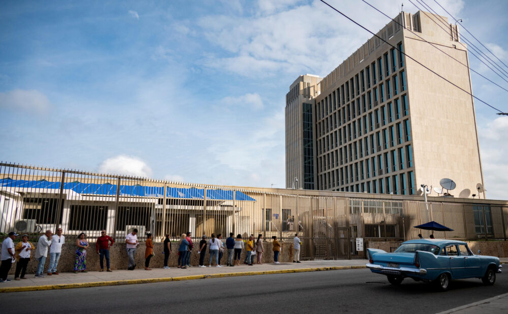 Cubanos hacen fila afuera de la embajada de Estados Unidos en La Habana, el 9 de enero de 2024.