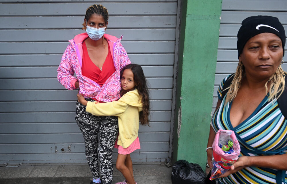 Migrante cubana Diana Rosa Guzmán, de 48 años, su hija Rosario Rodríguez y su nieta de 6 años, en una calle de Comayaguela, Honduras, el 15 de junio de 2022.