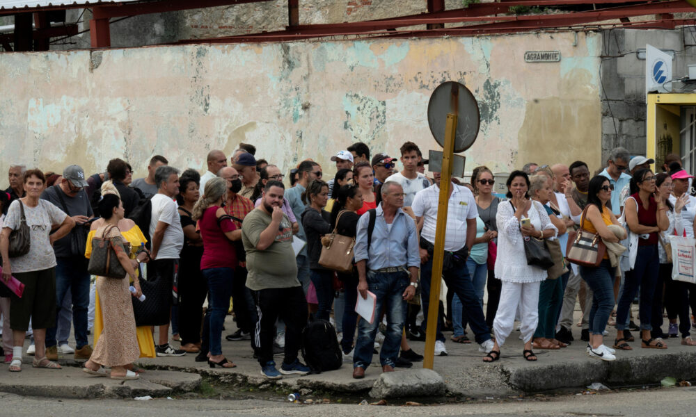 Cubanos hacen fila afuera de la embajada de España en La Habana, el 9 de enero de 2024.