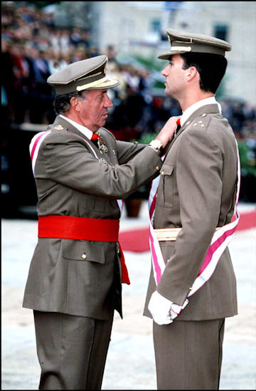 Don Juan Carlos le pone la medalla de la Orden de San Hermenegildo