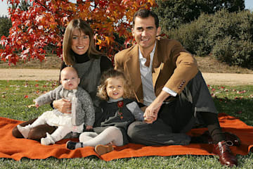 Posado de don Felipe y doña Letizia con sus dos hijas