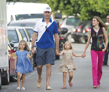 Don Felipe y doña Letizia con sus hijas