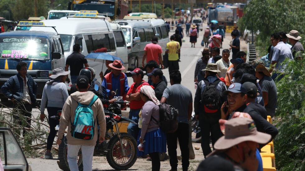 Campesinos cocaleros partidarios del expresidente boliviano Evo Morales realizan un bloqueo en una carretera que va de La Paz a Cochabamba para exigir la renuncia de los jueces que inhabilitaron su candidatura para las elecciones presidenciales del próximo año, en Sipe Sipe, Bolivia, el 25 de enero de 2024