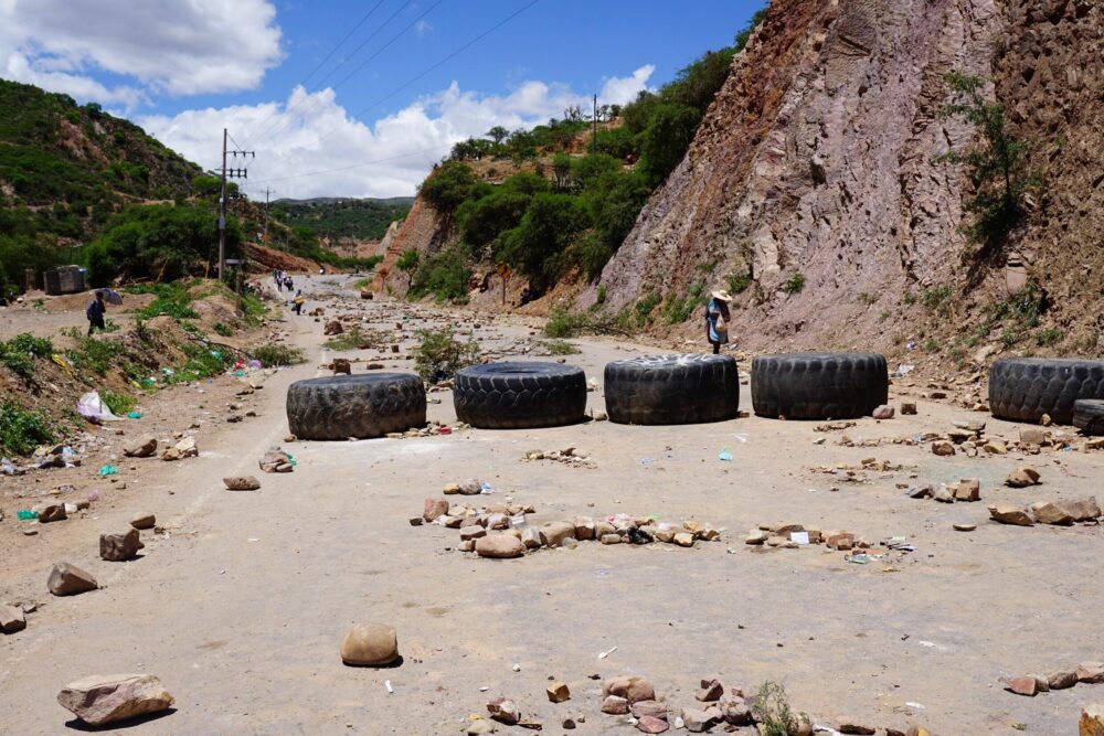 Cocaleros que apoyan al expresidente boliviano Evo Morales bloquean una carretera que une La Paz y Cochabamba en Bolivia, el 24 de enero de 2024