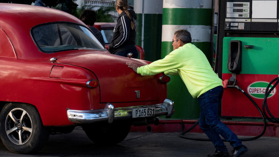 Un hombre empuja su auto al llegar a la gasolinería, en La Habana el 31 de enero de 2024.
