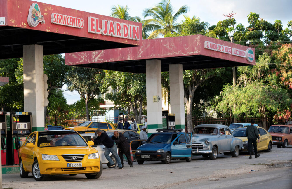 Automovilistas llenan los tanques de sus autos en una estación de combustible en La Habana, el 31 de enero de 2024.