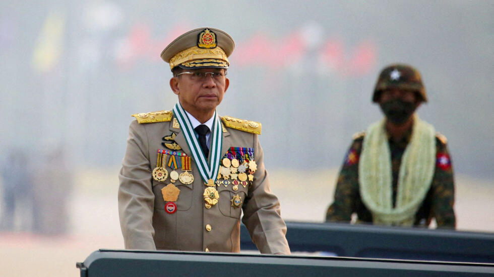 FOTO DE ARCHIVO: El jefe de la junta de Myanmar, el general en jefe Min Aung Hlaing, que derrocó al gobierno electo en un golpe de Estado el 1 de febrero de 2021, preside un desfile del ejército en el Día de las Fuerzas Armadas en Naypyitaw, Myanmar, 27 de marzo de 2021.