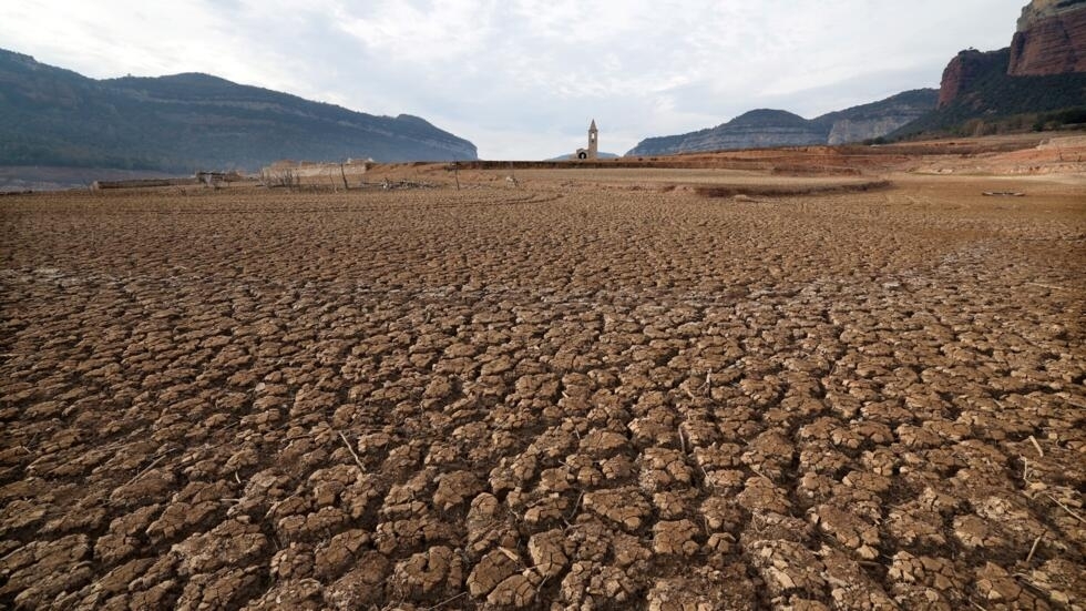 El lecho seco del pantano de Sau, cuarteado por la sequía, en una imagen tomada el 15 de enero de 2024 en la provincia catalana de Girona, al noreste de España