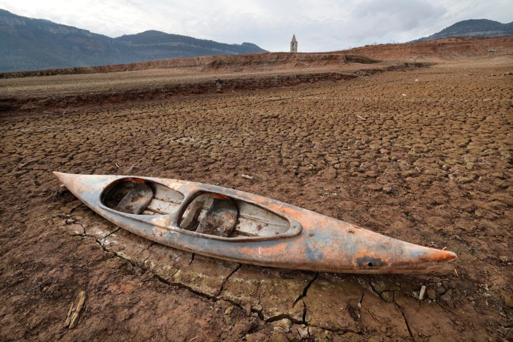 Un kayak varado en el lecho seco del pantano de Sau, cuarteado por la sequía, en una imagen tomada el 15 de enero de 2024 en la provincia catalana de Girona, al noreste de España