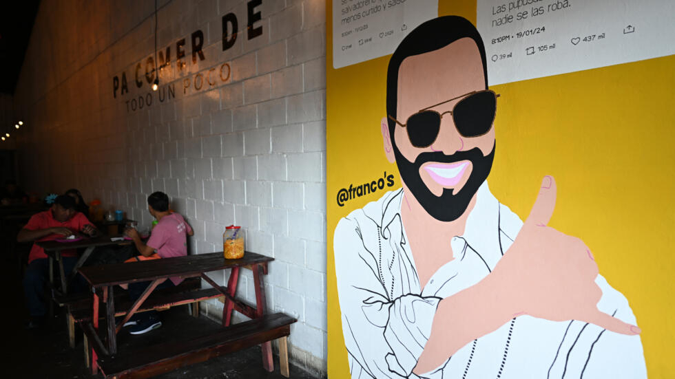 Vista de un mural que representa al presidente de El Salvador y candidato a la reelección por el partido Nuevas Ideas, Nayib Bukele, en un restaurante de San Salvador el 2 de febrero de 2024