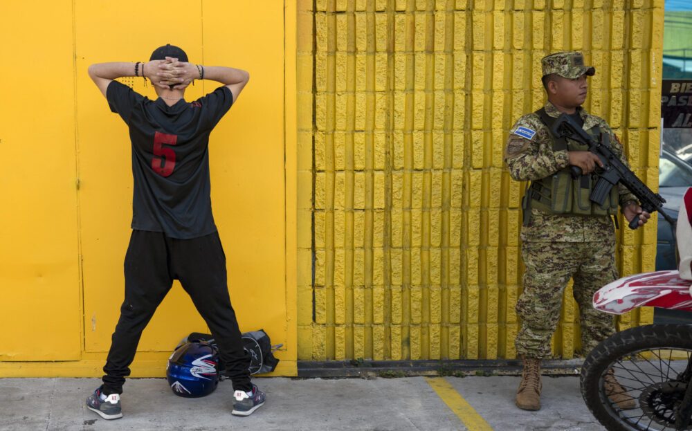 Un soldado vigila a un joven detenido durante una operación de seguridad previa a las elecciones presidenciales y legislativas del domingo en San Salvador, el 1 de febrero de 2024.