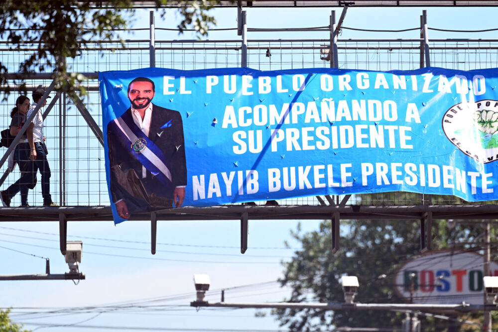 Una pancarta de apoyo al presidente Nayib Bukele en un puente peatonal en San Salvador el 1 de febrero de 2024, antes de las elecciones presidenciales y legislativas del domingo