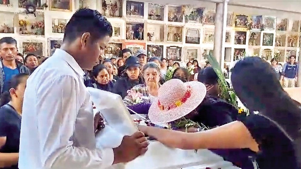 Lilian Karina, la joven que sufrió graves quemaduras en su cuerpo, es despedida en Tiquipaya./ FACEBOOK JULIO CÉSAR MENACHO