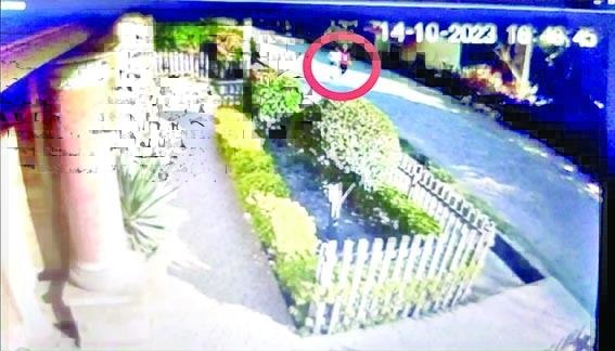 Cámaras de vigilancia captan a Lilian Karina y a su amiga en la OTB Santiaguilla, Tiquipaya./ CORTESÍA