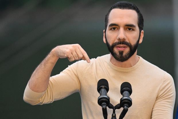 El presidente de El Salvador, Nayib Bukele, pronuncia un discurso durante la inauguración de la Central Hidroeléctrica 3 de Febrero en San Luis de la Reina, el 19 de octubre de 2023. (Foto de Marvin RECINOS / AFP).