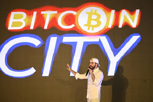 El presidente de El Salvador, Nayib Bukele, hace gestos durante su discurso en la ceremonia de clausura de la conferencia latina Bitcoin (LaBitConf) en Mizata Beach, El Salvador, el 20 de noviembre de 2021. (Foto de MARVIN RECINOS / AFP).