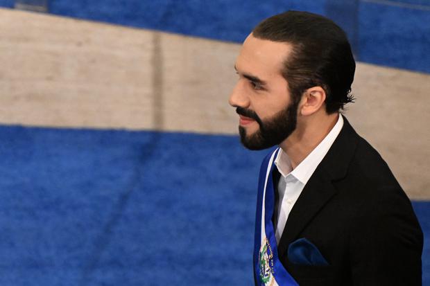 El presidente de El Salvador, Nayib Bukele, pronuncia su discurso anual a la nación marcando su cuarto año en el cargo en la Asamblea Legislativa el 1 de junio de 2023. (Foto de MARVIN RECINOS / AFP).