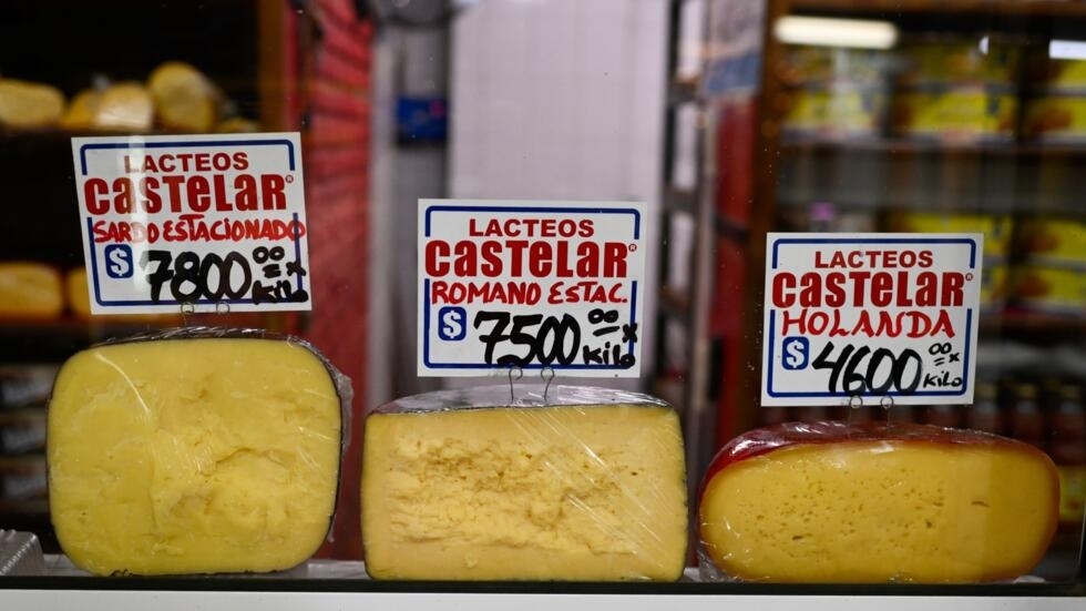 Los precios de unos quesos a la venta en un puesto del Mercado Central de Buenos Aires el 9 de enero de 2024