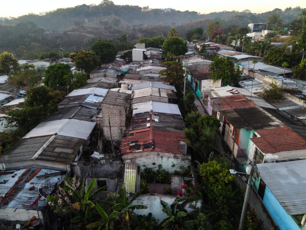 Vista aérea de viviendas del populoso barrio La Campanera, Soyapango, El Salvador, el 4 de febrero de 2024 durante las elecciones para presidente y diputados, en esta zona otrora escenario de la violenta pandilla Barrio 18