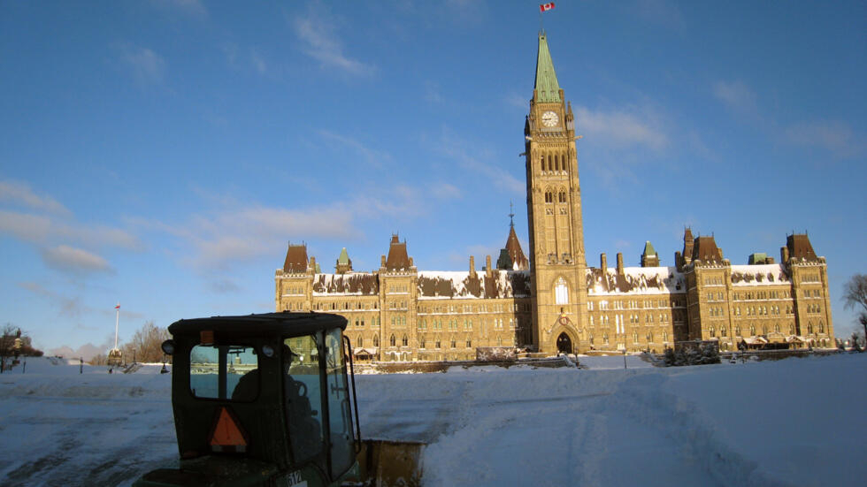 Una máquina retira la nieve en el paramento de Canadá, en Ottawa, el 18 de diciembre de 2007