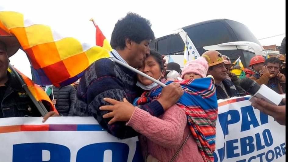 Evo Morales abraza a una ciudadana en la "Marcha por la patria". ARCHIVO