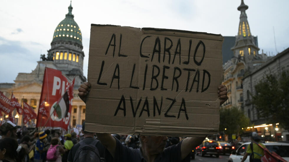 Argentinos celebran en Buenos Aires frente al Congreso federal el naufragio en Diputados de la Ley Ómnibus del presidente ultraderechista Javier Milei, y se manifestan contra su partido de gobierno, La Libertad Avanza, el 6 de febrero de 2024