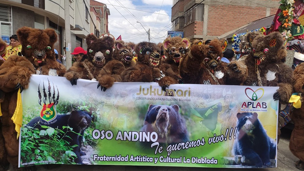 La Fraternidad Artística y Cultural La Diablada con un mensaje en defensa del oso andino, en el Carnaval de Oruro 2024. APLAB
