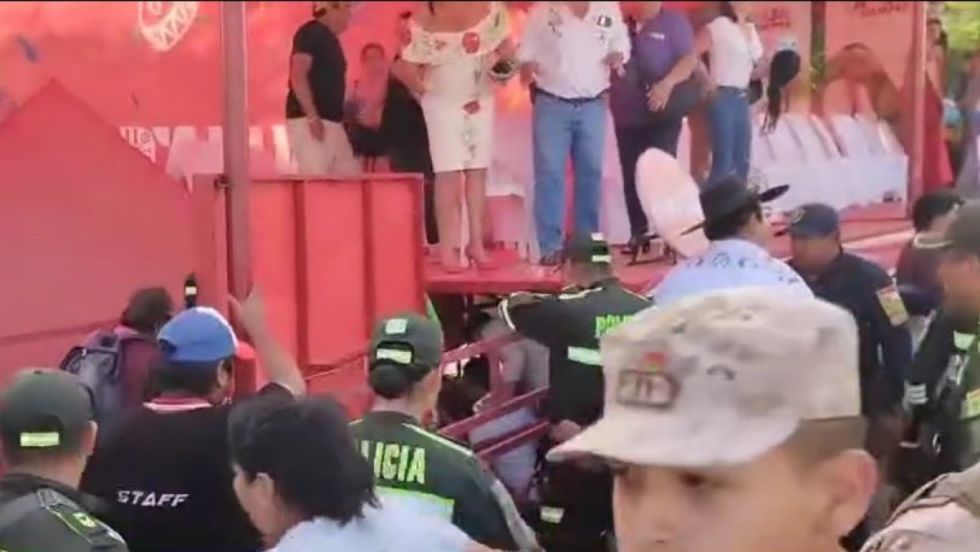 Alcalde resulta herido luego que parte de la tarima colapsara durante el Corso en Tarija