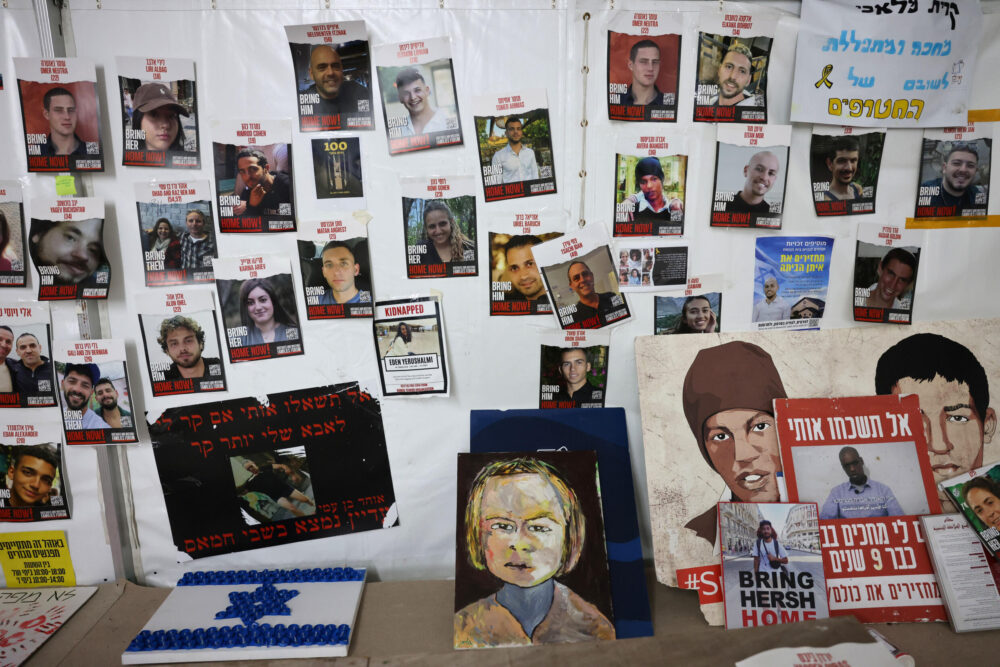 Retratos de los rehenes secuestrados en el ataque sin precedentes del movimiento islamista palestino Hamás el 7 de octubre de 2023 en Israel, pegados en un muro de Tel-Aviv el 12 de febrero de 2024.