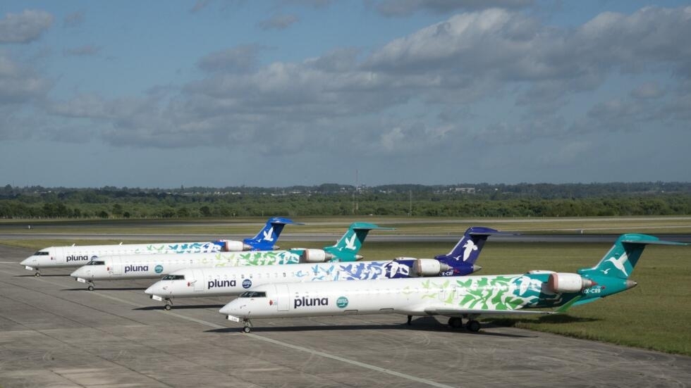 Aviones de la liquidada aerolínea de bandera uruguaya Pluna permanecen inactivos en la pista del Aeropuerto Internacional de Carrasco, en Montevideo, el 27 de febrero de 2013