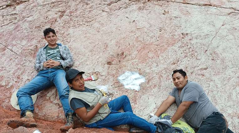 Realizan molde de huella de dinosaurio (Terópodo)
