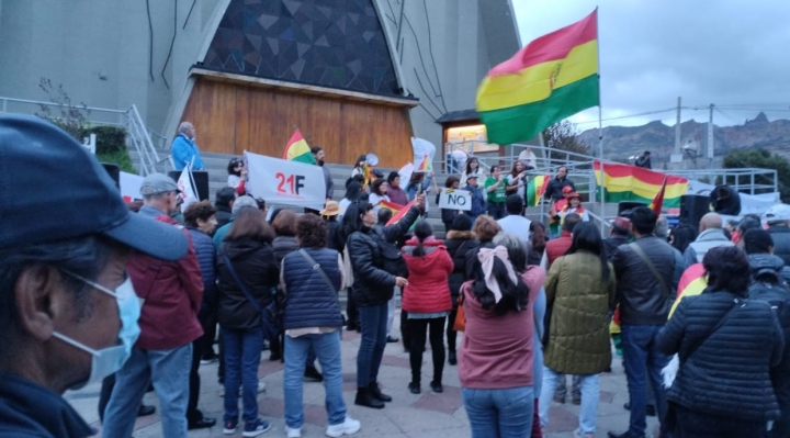 21F fue recordado con misa y banderas blancas en Santa Cruz y en La Paz con una concentración para decirle “no al dictadorcillo”