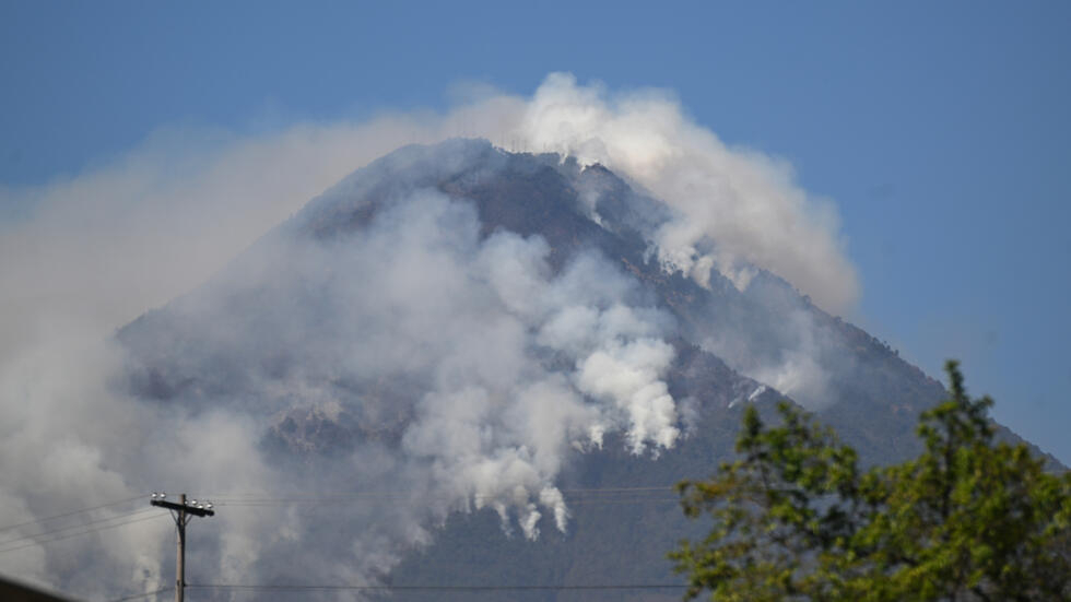 El humo de un incendio forestal en las laderas del volcán de Agua en Guatemala visto desde el municipio de Villa Nueva, el 22 de febrero de 2024