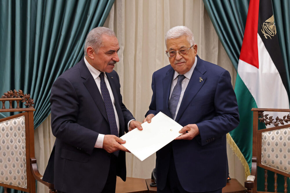 El primer ministro Mohammad Shtayyeh (izq) presenta la dimisión de su gobierno al presidente Mahmud Abas, el 26 de febrero de 2024 en la ciudad palestina de Ramala
