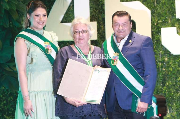 Homenaje póstumo a Ruber Carvalho, fue recibido por su esposa.  Foto: Ricardo Montero