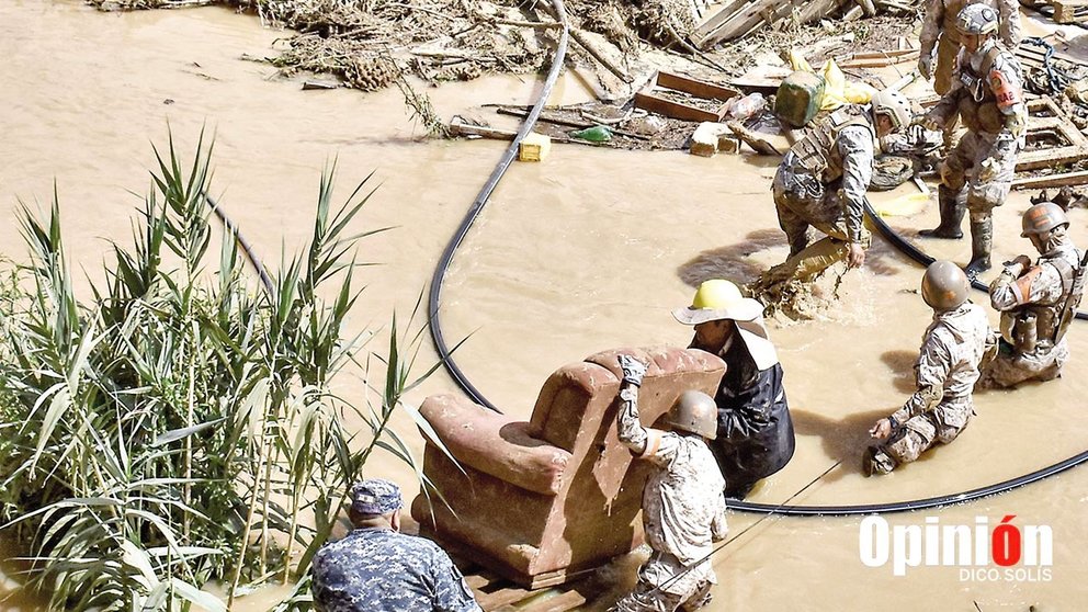 Vecinos y personal de las Fuerzas Armadas rescatan pertenencias de las apersonas damnificadas./ DICO SOLÍS