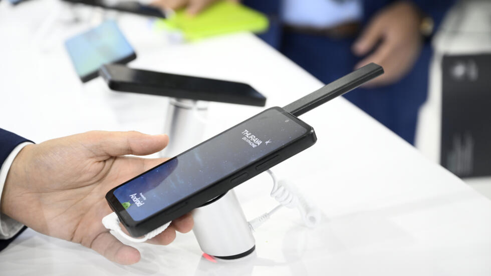 Un visitante observa un ejemplar del Skyphone, el 'smartphone' conectado por satélite de la compañía Thuraya, en el congreso mundial de la telefonía móvil MWC, el 27 de febrero de 2024 en Barcelona