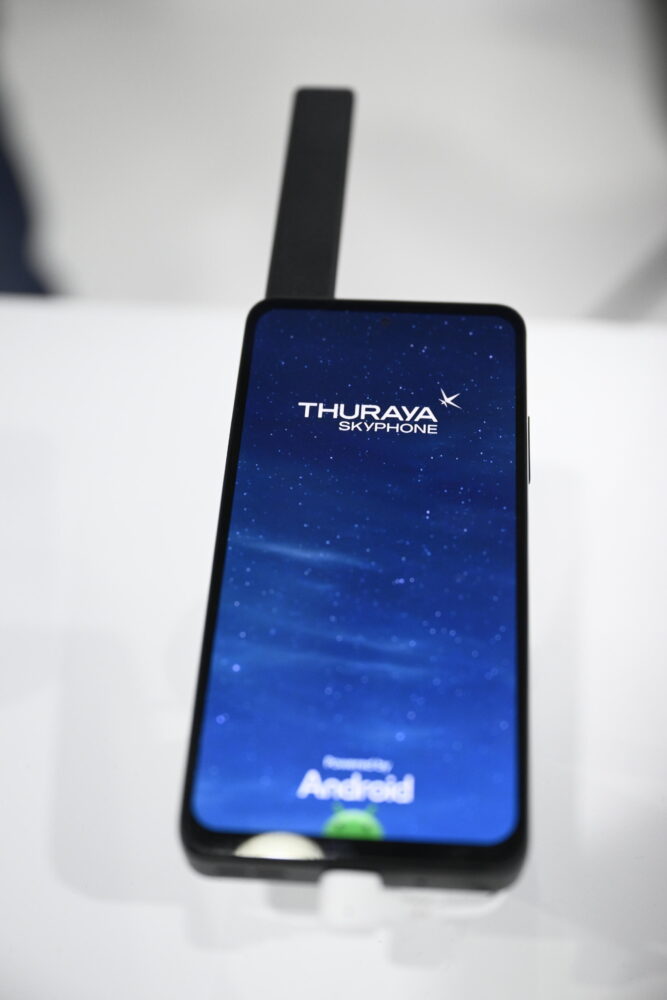 Un ejemplar del Skyphone, el 'smartphone' conectado por satélite de la compañía Thuraya, expuesto en el congreso mundial de la telefonía móvil MWC, el 27 de febrero de 2024 en la ciudad española de Barcelona